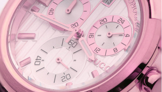 La montre dorée femme est tendance