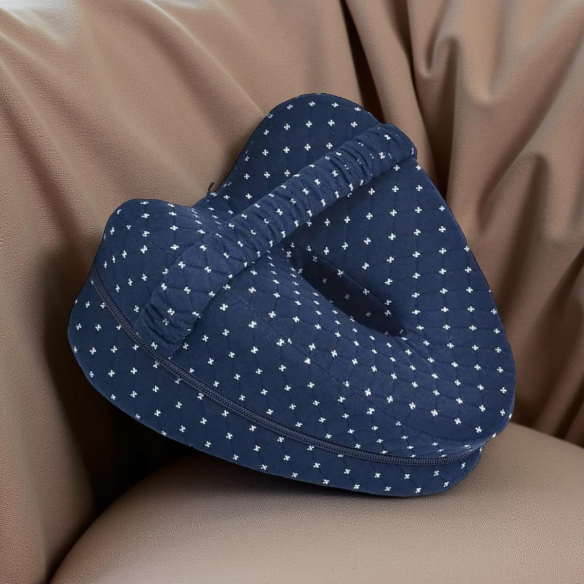 coussin de genoux orthopédique posé sur un fauteuil