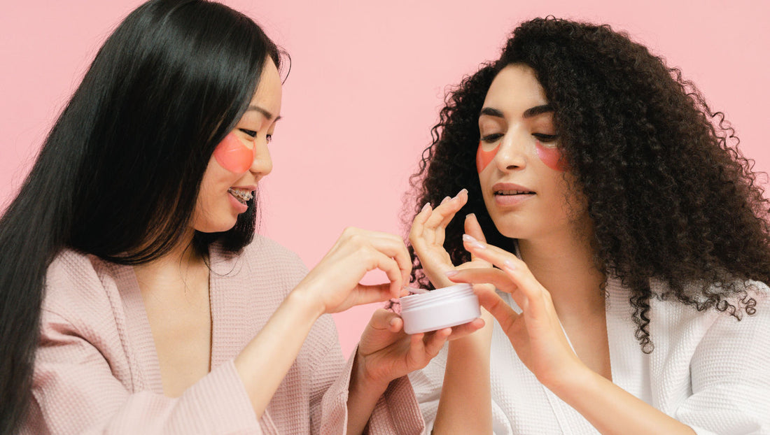 Femmes avec une peau lumineuse réalisant une routine beauté minimaliste avec quelques soins essentiels.