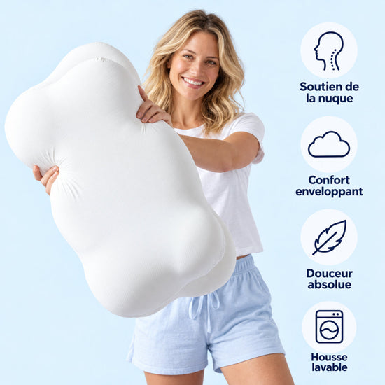 Femme montrant de face l'oreiller ergonomique NUAGE
